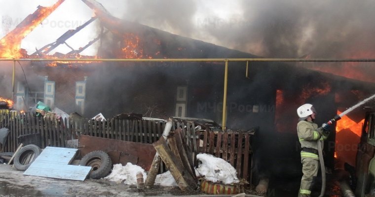 Больше 20 домов загорелись в поселке на севере Свердловской области