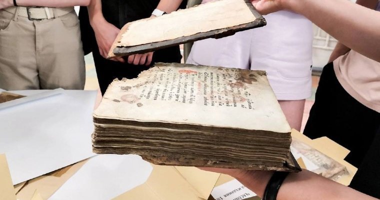 Служебник и Библию 19 века оцифруют в удмуртском центре консервации и реставрации