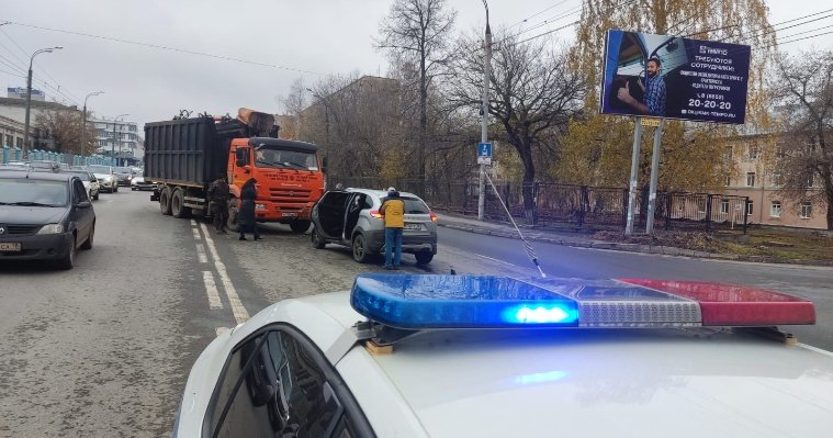 В Ижевске при столкновении с мусоровозом пострадал пожилой водитель легковушки