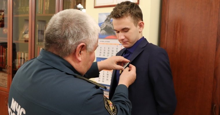 17-летнего жителя Воткинска наградили медалью МЧС России за спасение товарища