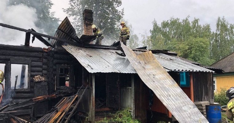 В Можге в загоревшемся деревянном бараке погибла женщина