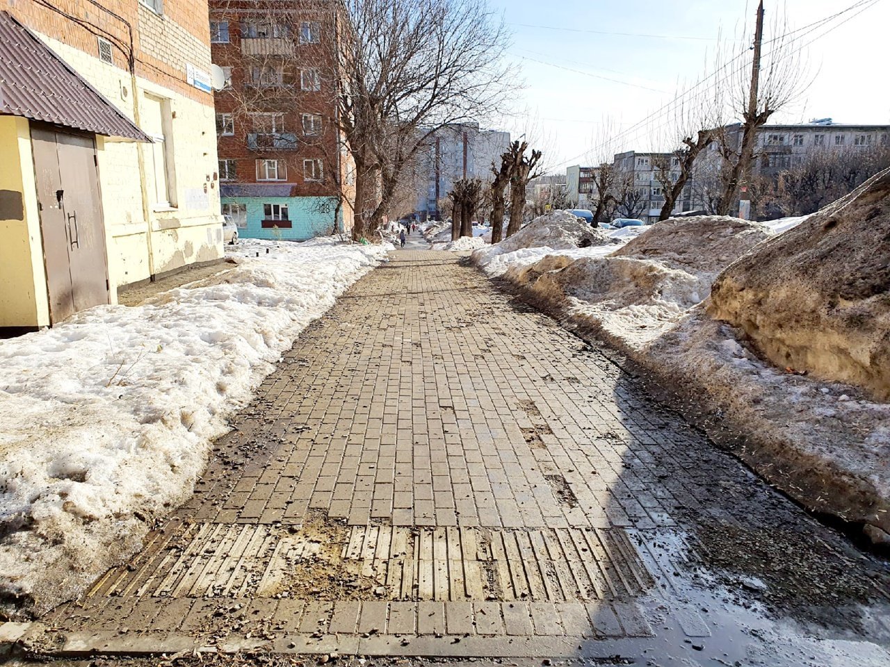 Улицы после зимы. Тротуар в городе. Новый тротуар. Тротуары и пешеходные дорожки. Пешеходные дороги.