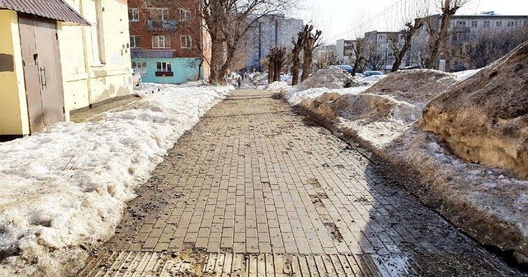 Отремонтированный в 2021 году тротуар на улице Карла Либкнехта в Ижевске начал крошиться после зимы