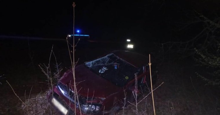 Под Сарапулом после опрокидывания автомобиля погиб 26-летний водитель 