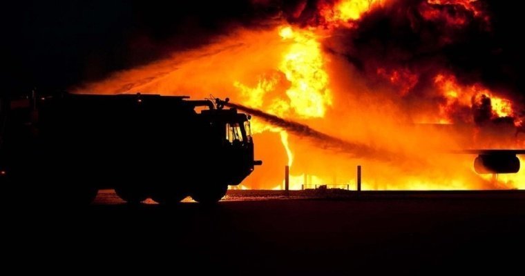 Беспилотник поджег нефтенакопитель на аэродроме в Курске