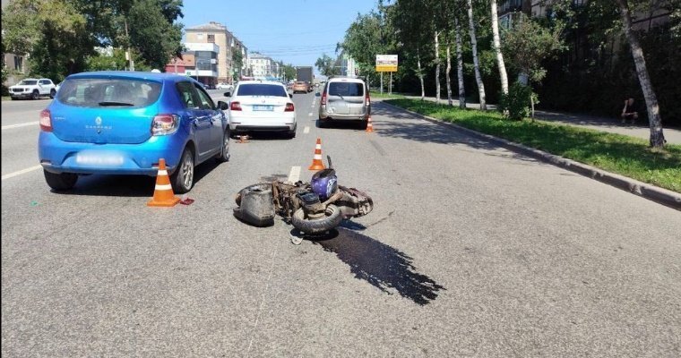 Водитель мопеда врезался в два автомобиля на улице Удмуртской в Ижевске