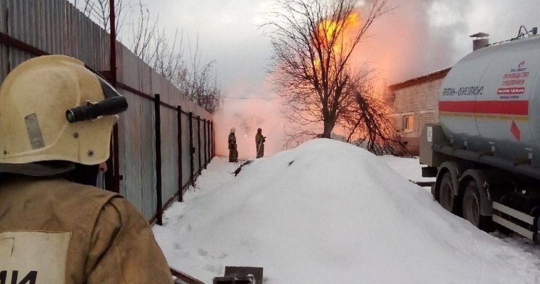С горящего рынка «Садовод» в Москве эвакуировали 350 человек