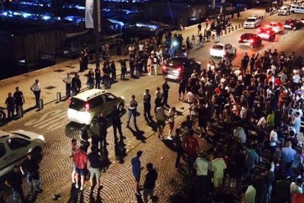 Сотни британских футбольных фанатов устроили беспорядки в Марселе