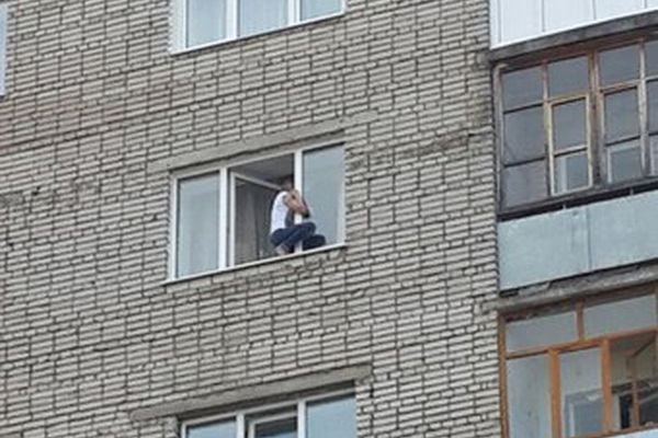 Пьяная девушка из Ижевска пыталась выброситься из окна