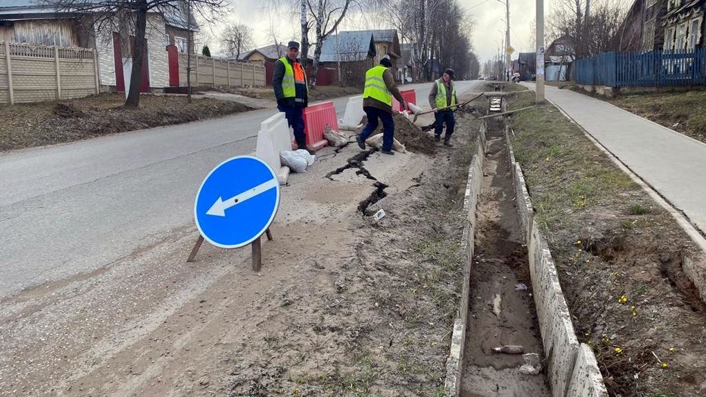 В Воткинске повреждение дороги на улице Азина подрядчик устранит за свой счёт