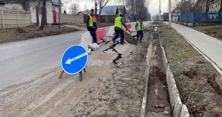 В Воткинске повреждение дороги на улице Азина подрядчик устранит за свой счёт