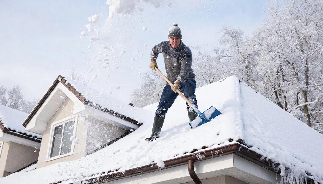 Двух пациентов доставили в ГКБ 7 Ижевска после падения с крыш при очистке их от снега