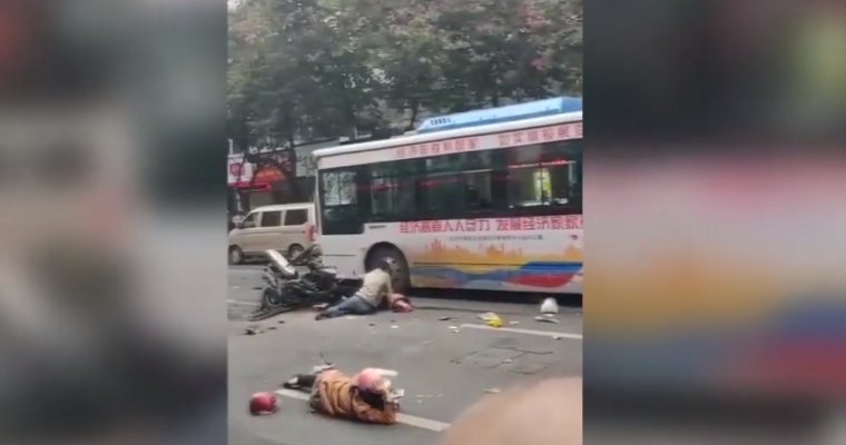 В Китае задержали вооруженного мужчину, задавившего 8 человек на угнанном автобусе