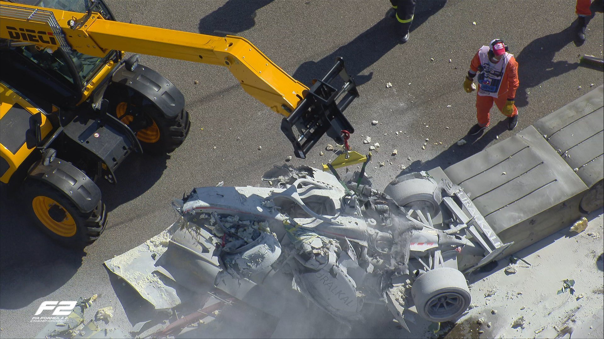В сети появилось видео страшной аварии, прервавшей гонку «Формулы-2» в Сочи