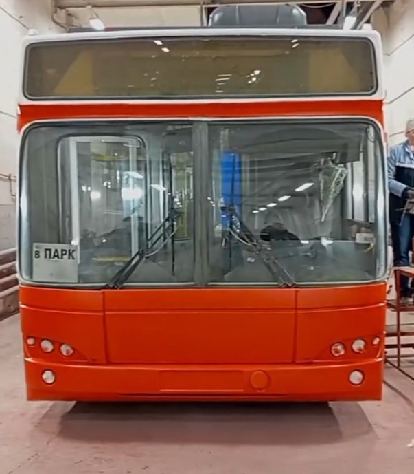 В Ижевске начали красить автобусы и троллейбусы в фирменный рябиновый цвет