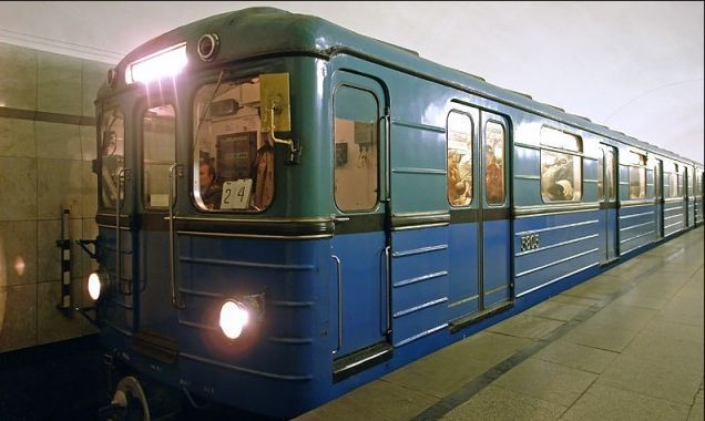 В Москве пенсионер упал под прибывающий состав метро и выжил