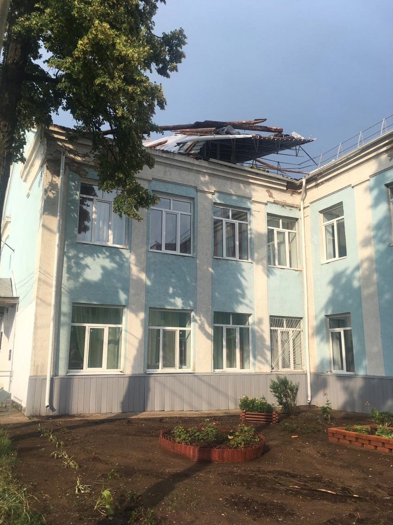 Два газопровода и крыши повредил ветер в Воткинске 