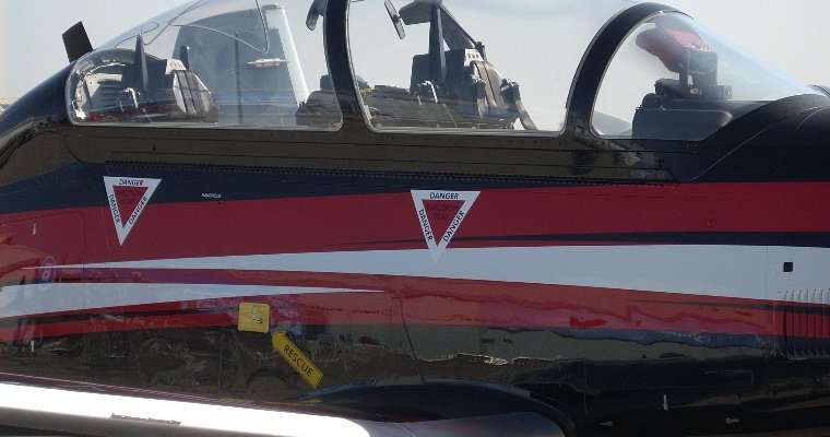 Самолет Военно-морских сил США упал на жилые дома