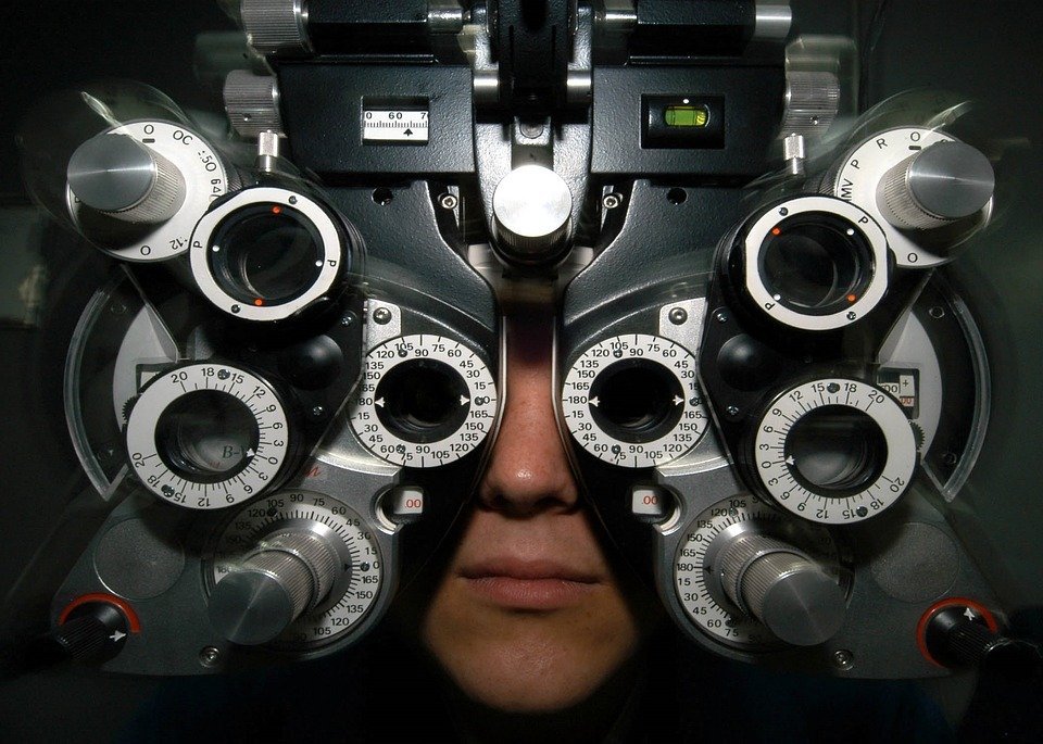 Эпидемия XXI века: врач рассказала, как пользоваться смартфоном и сохранить зрение