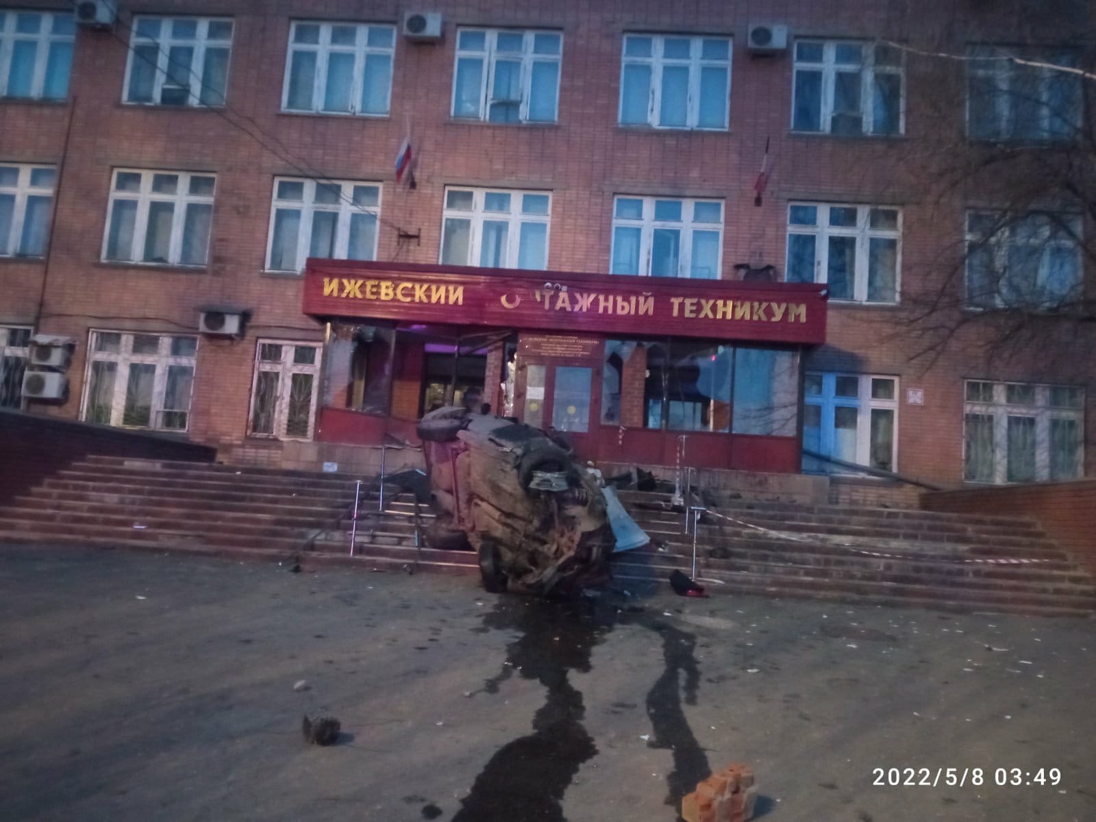 Юноше, протаранившему на автомобиле здание монтажного техникума в Ижевске, грозит до 7 лет колонии