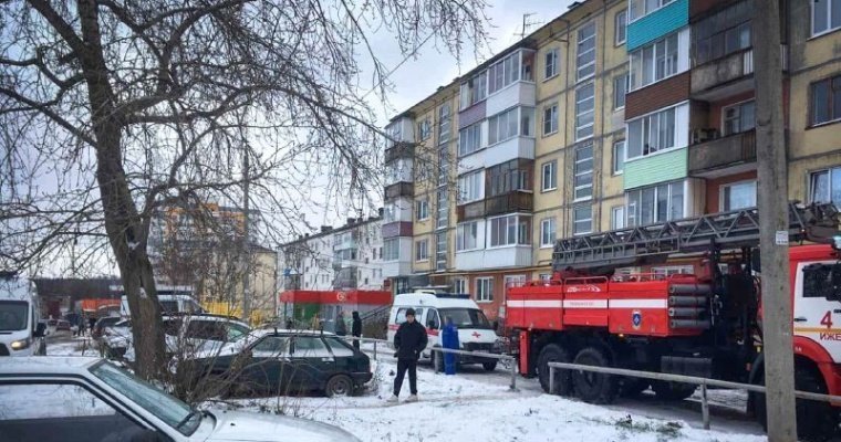 Пожарные спасли шесть человек из горящего дома в Ижевске
