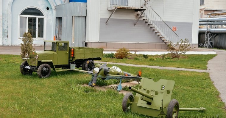 Рабочие Воткинского завода своими руками создали модели военной техники для мини-парка Победы
