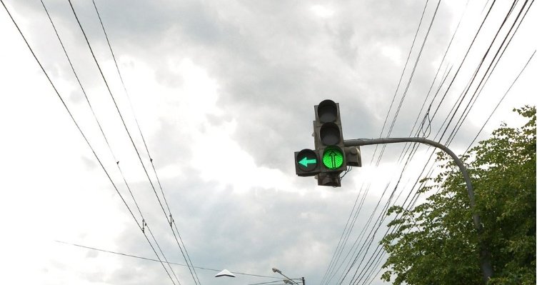 Власти Ижевска прокомментировали жалобы водителей на работу светофора на улице Новоажимова