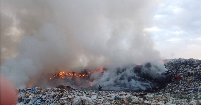 В Можгинском районе горит полигон бытовых отходов