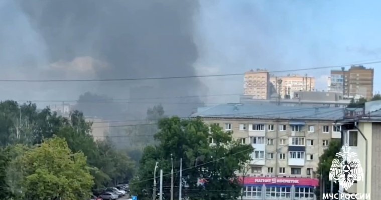 На улице Щорса в Ижевске горит деревянный дом