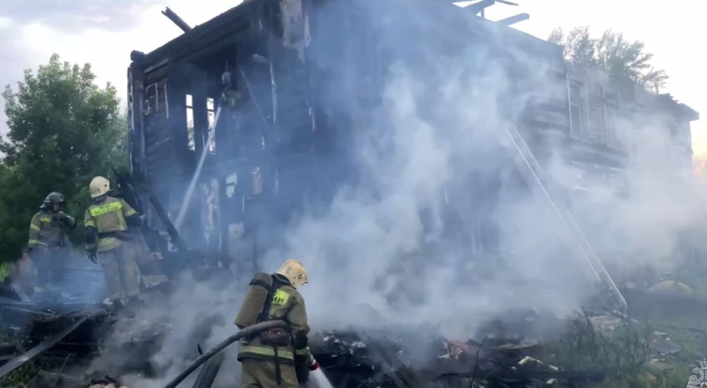 На улице Позимь в Ижевске сгорел бесхозный дом