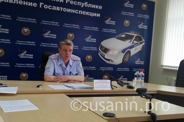 Несовершеннолетний скутерист упал на инспектора ГИБДД в Воткинске