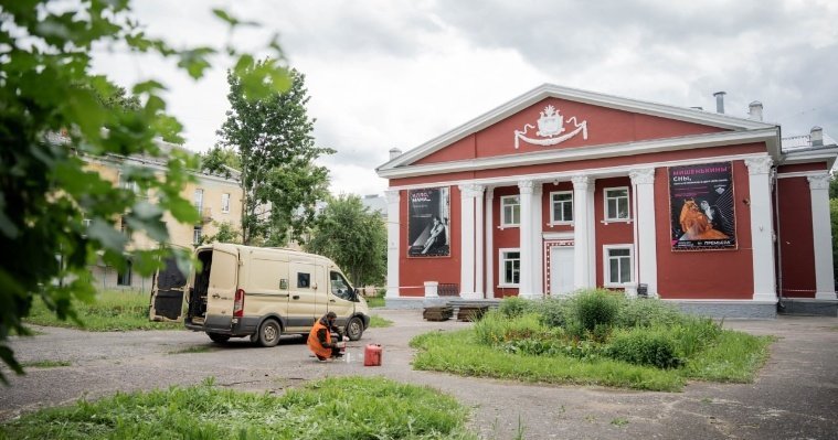 В Глазове началось благоустройство площади у театра «Парафраз»