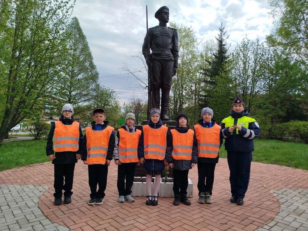 Юные инспекторы движения в Сарапуле провели акцию Георгиевская ленточка
