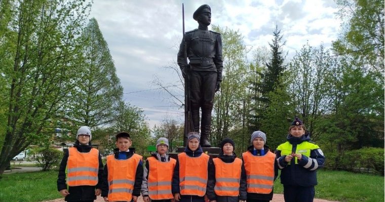 Юные инспекторы движения в Сарапуле провели акцию «Георгиевская ленточка»