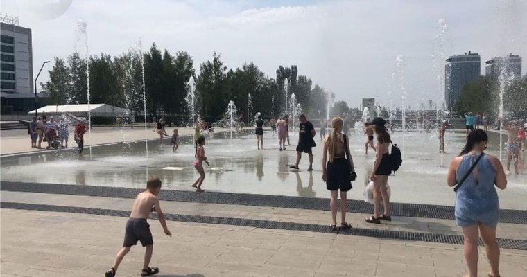 Запуск музыкального фонтана в Ижевске, врио губернаторов в России и смерть первого президента Украины: новости к этому часу