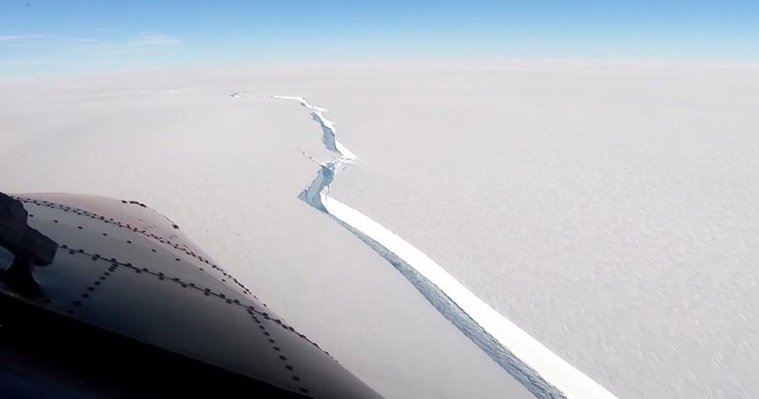 В Антарктиде откололся айсберг площадью с Санкт-Петербург