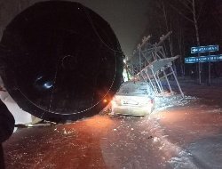 На дороге «Ижевск-Воткинск» цистерна с тягача «Ситрак» упала на легковушку 