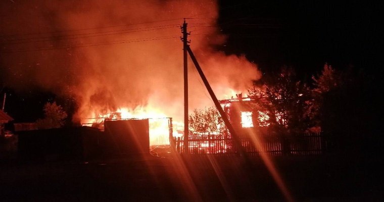 В пожаре в Киясовском районе сгорел дом, надворные постройки и пострадала конюшня 