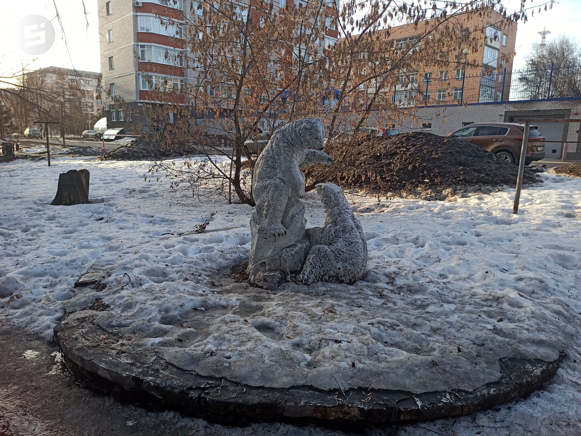 В Ижевске волонтёры просят помощи специалистов в реставрации скульптуры белых медведей