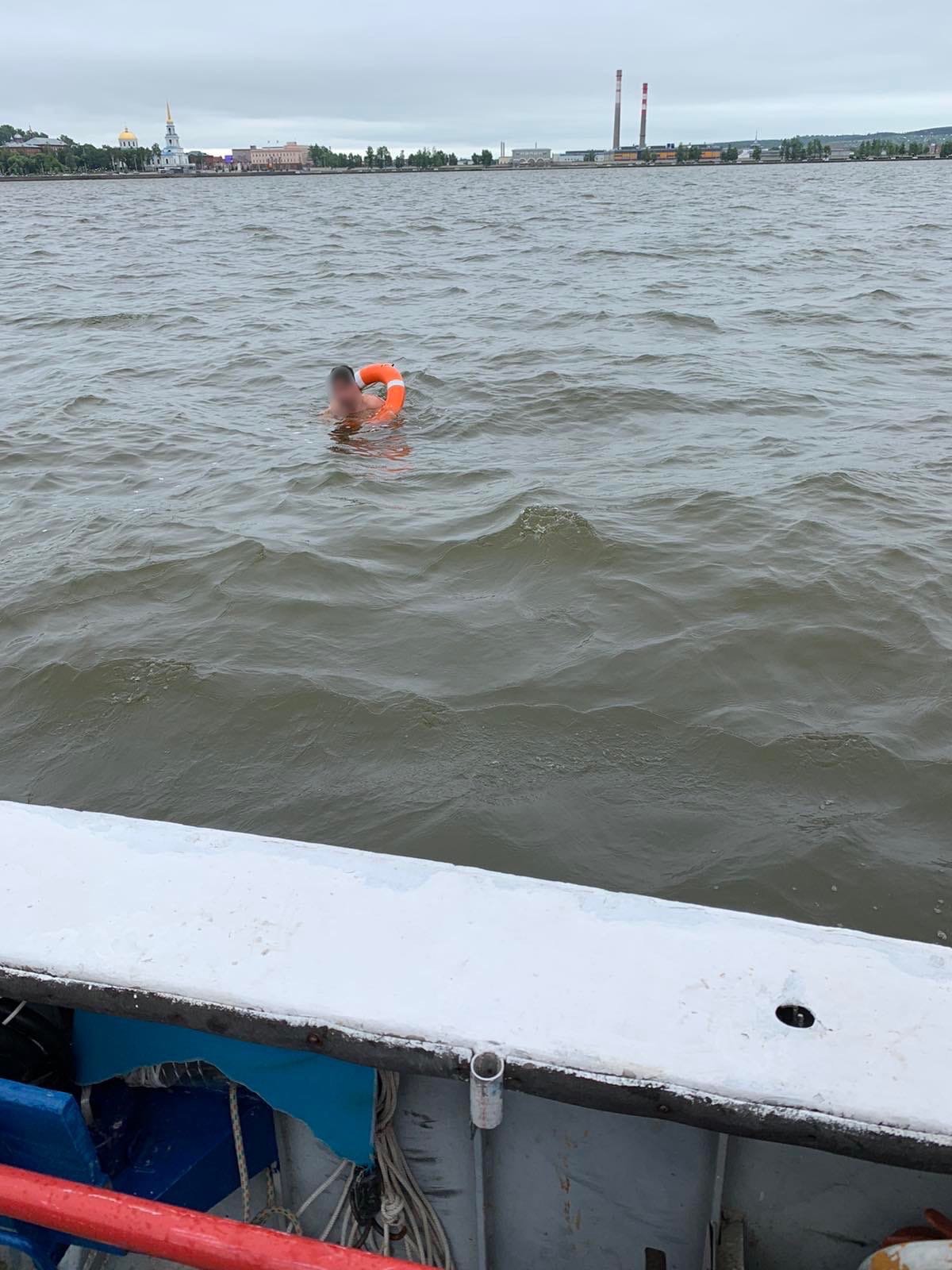 

В Воткинске спасатели выехали на помощь мужчине, решившему переплыть пруд

