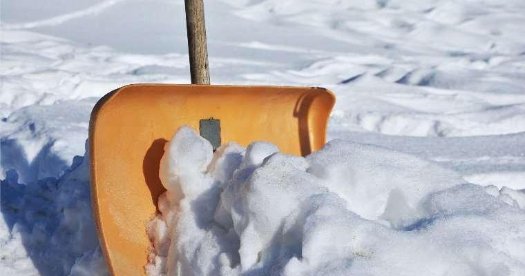 Житель Удмуртии погиб, убирая снег с крыши