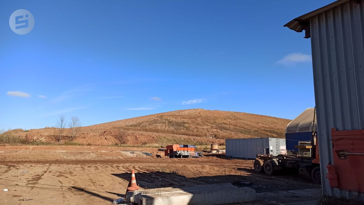 В Удмуртии самопроизвольно поехавший грузовик насмерть задавил водителя