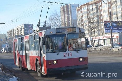 Картина дня в Удмуртии: остановка движения троллейбусов и замерзающий на трассе водитель