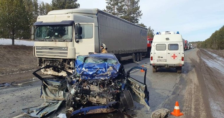 Один человек погиб при столкновении иномарки с двумя грузовиками в Удмуртии