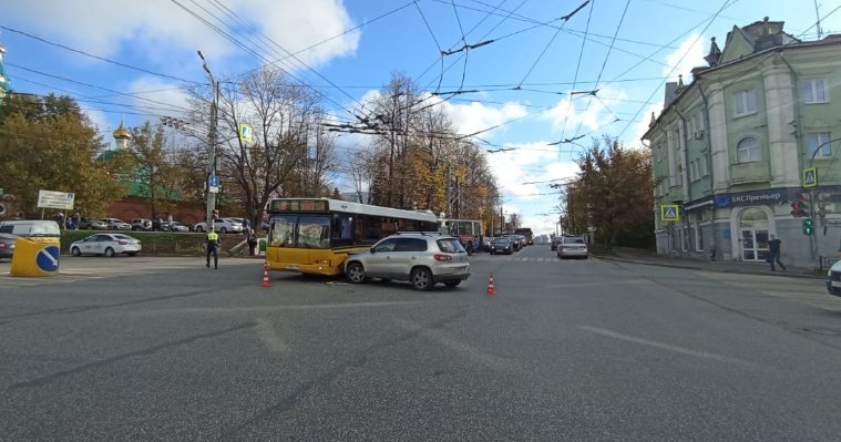 Пожилую женщину госпитализировали в результате столкновения легковушки и автобуса в Ижевске