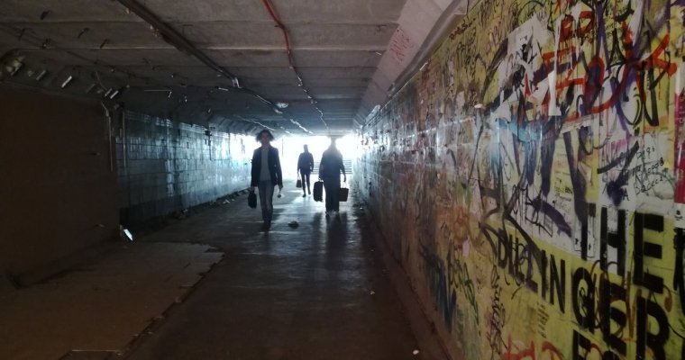 Вандалы в подземном переходе в Ижевске, «умные» тормоза и не выдержавший жары многоквартирный дом: что произошло минувшей ночью