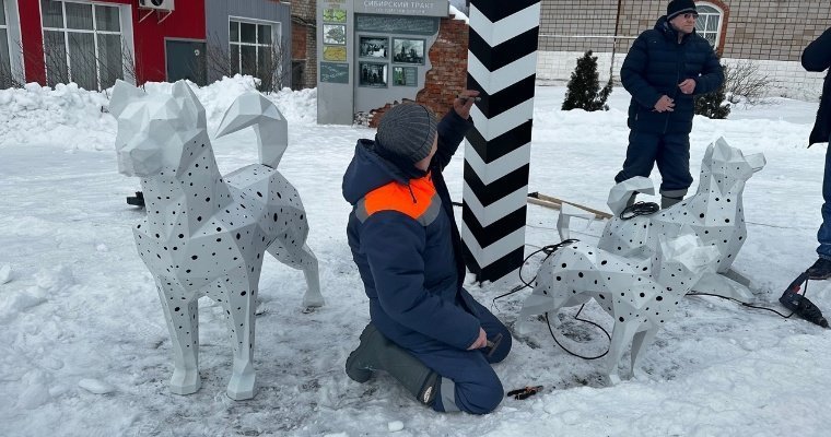 У верстового столба в центре Селтов появились необычные собачки 