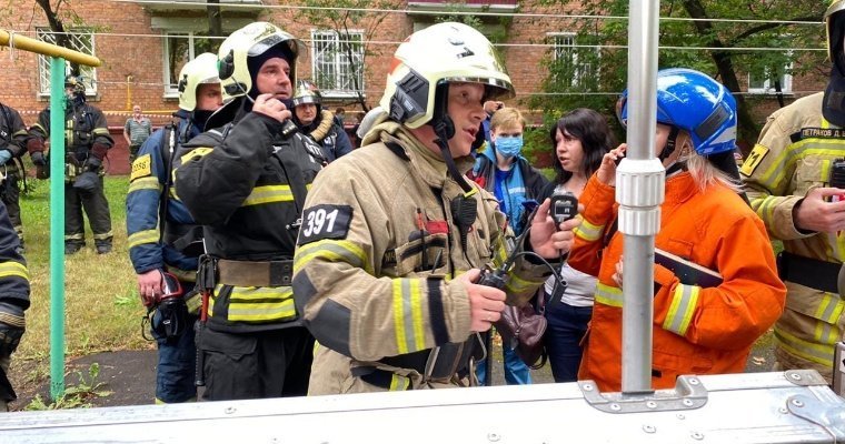 13 человек спасли пожарные из горящего дома на западе Москвы