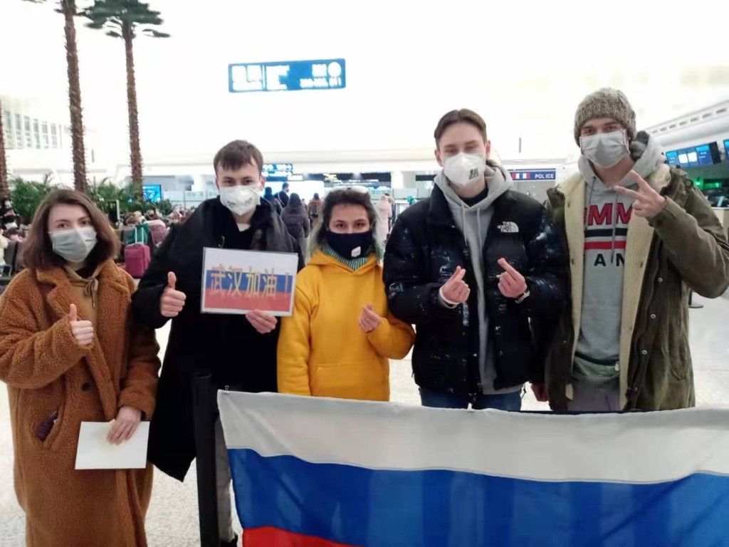 Эвакуация: первую партию россиян из Уханя на военном самолете привезли в Тюмень