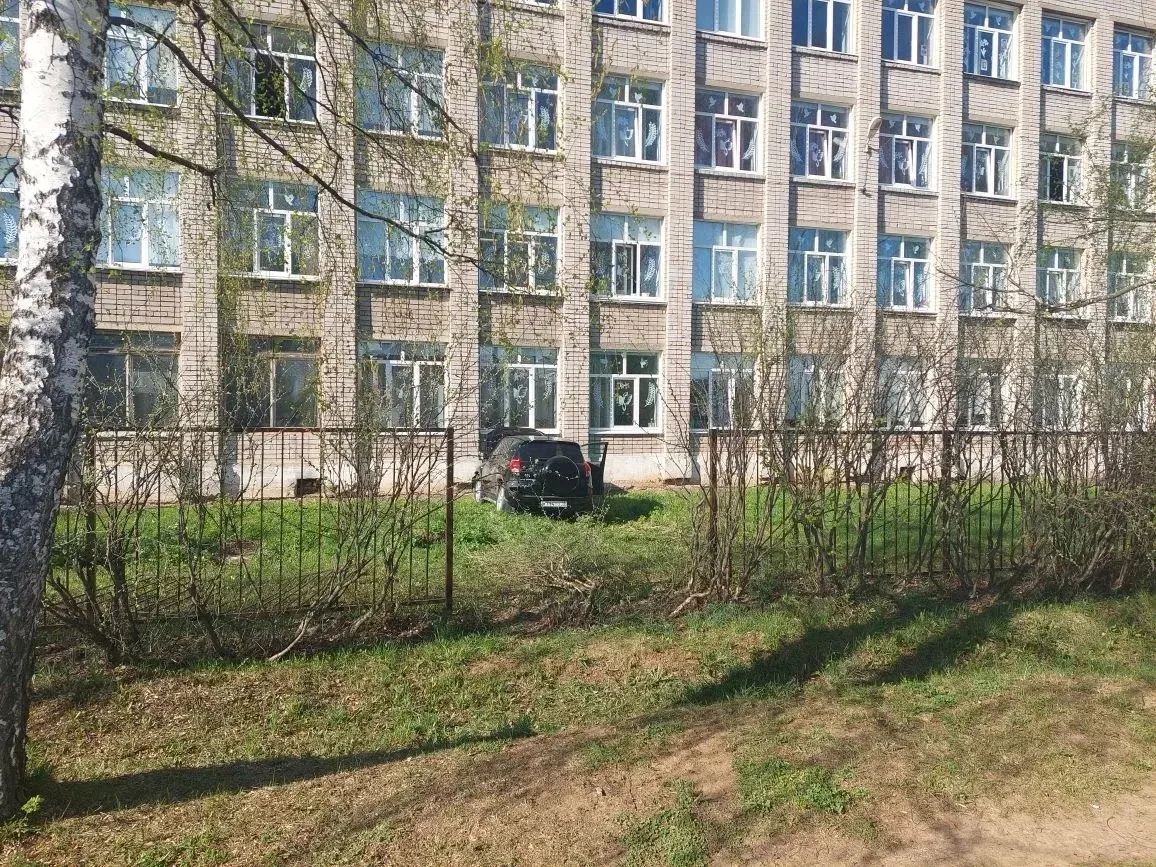 Водитель Тойоты врезалась в две машины и здание гимназии в Ижевске